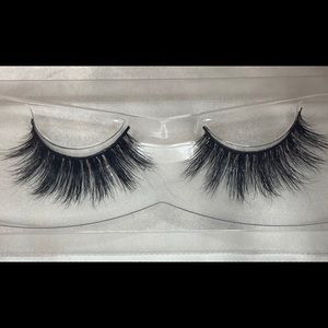 Strip Lashes by @lashedbyj.malave